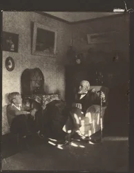 Hombre y niño sentados en un estudio