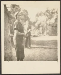 [Hombre y mujer jugando al croquet]
