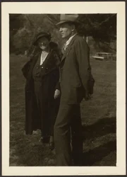 [Hombre y mujer de pie sobre la hierba]