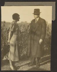 [Hombre y mujer en el seto]