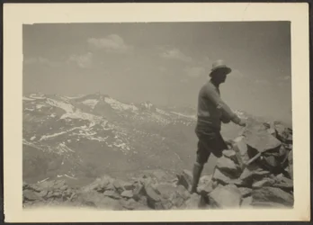 [Hombre en paisaje montañoso]