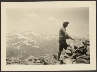 [Hombre en paisaje montañoso]