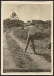 [Hombre en el camino con pistola]