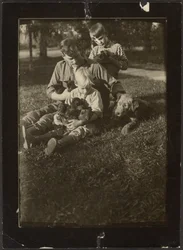 [Hombre con niños y cachorros en el patio]