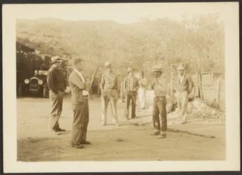 [Hombres en la granja]