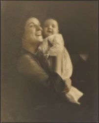 [Madre y bebé con vestido blanco]
