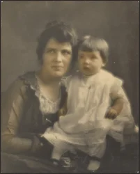 [Madre e hijo con vestido blanco]