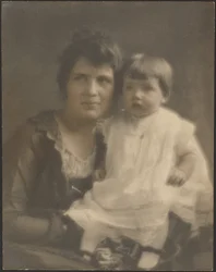 [Madre e hijo con vestido blanco]