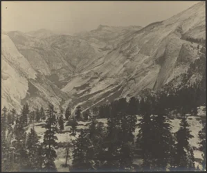 [Paisaje montañoso con nieve]
