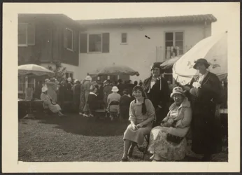 [La señora Fleckenstein y Florence en una fiesta en el jardín]
