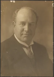 [Retrato de un hombre calvo]