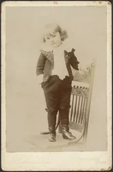 [Retrato de niño de pie sobre una silla]