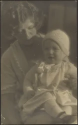 [Retrato de una madre con su bebé en el regazo]