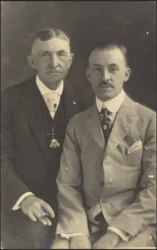 [Retrato de dos hombres con accesorios de traje]