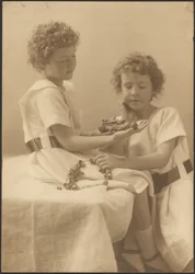 Retrato de dos hermanas sosteniendo una estatua y una corona