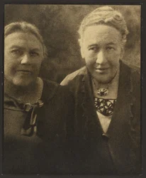 [Retrato de dos mujeres ante el tapiz]