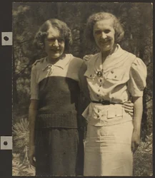 [Retrato de dos mujeres de pie en el exterior]