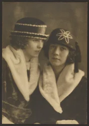 [Retrato de dos mujeres con sombreros de ribete blanco]