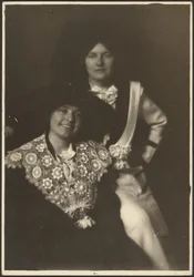 [Retrato de dos mujeres con trajes adornados]