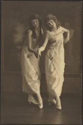 [Retrato de dos mujeres jóvenes con vestidos a juego]