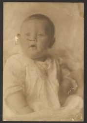 [Retrato de un bebé con vestido de encaje]