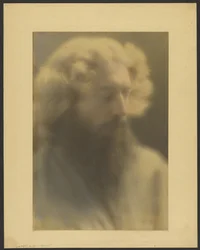 [Retrato de un hombre barbudo bajo una luz resplandeciente]