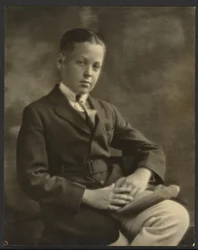 [Retrato de un niño con gorra en la rodilla]