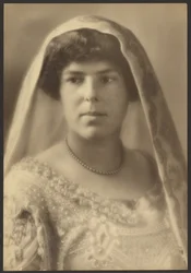 [Retrato de una novia con vestido de cuentas]