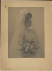 [Retrato de novia con ramo]