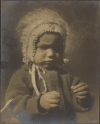 [Retrato de un niño con gorro]