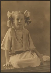 [Retrato de una niña con grandes lazos]