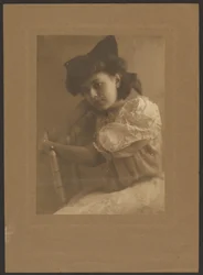 [Retrato de niña con gran lazo]