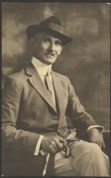 [Retrato de un hombre con bastón y guantes]