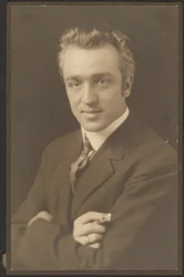 [Retrato de un hombre con un puro en la mano]