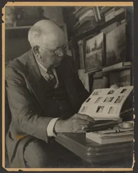 [Retrato de un hombre leyendo una revista]