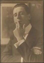 [Retrato de un hombre fumando un cigarrillo]