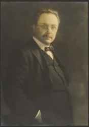 [Retrato de un hombre de pie con la mano en el bolsillo]