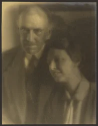 [Retrato de un hombre y una mujer apoyada en su hombro]