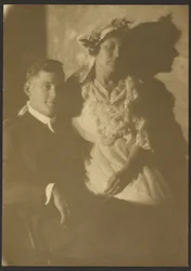 [Retrato de un hombre y una mujer con sombrero de flores]