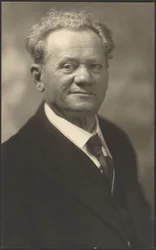 [Retrato de un hombre con traje negro a rayas]