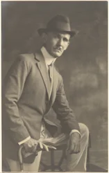 [Retrato de un hombre con bastón y guantes]