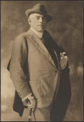 [Retrato de un hombre con bastón y guantes]