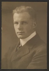 [Retrato de un hombre con corte de tripulación]