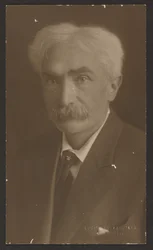 Retrato de un hombre con alfiler de corbata en forma de flor