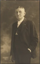 [Retrato de un hombre con llavero adornado]