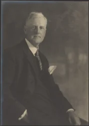 [Retrato de un hombre con pañuelo de bolsillo]