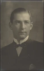 [Retrato de un hombre con pajarita de lunares]