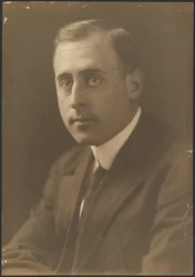 [Retrato de un hombre con corbata a rayas]