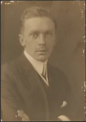 [Retrato de un hombre con bigote fino]