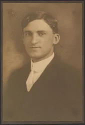 [Retrato de un hombre con cadena de reloj (no visible)]